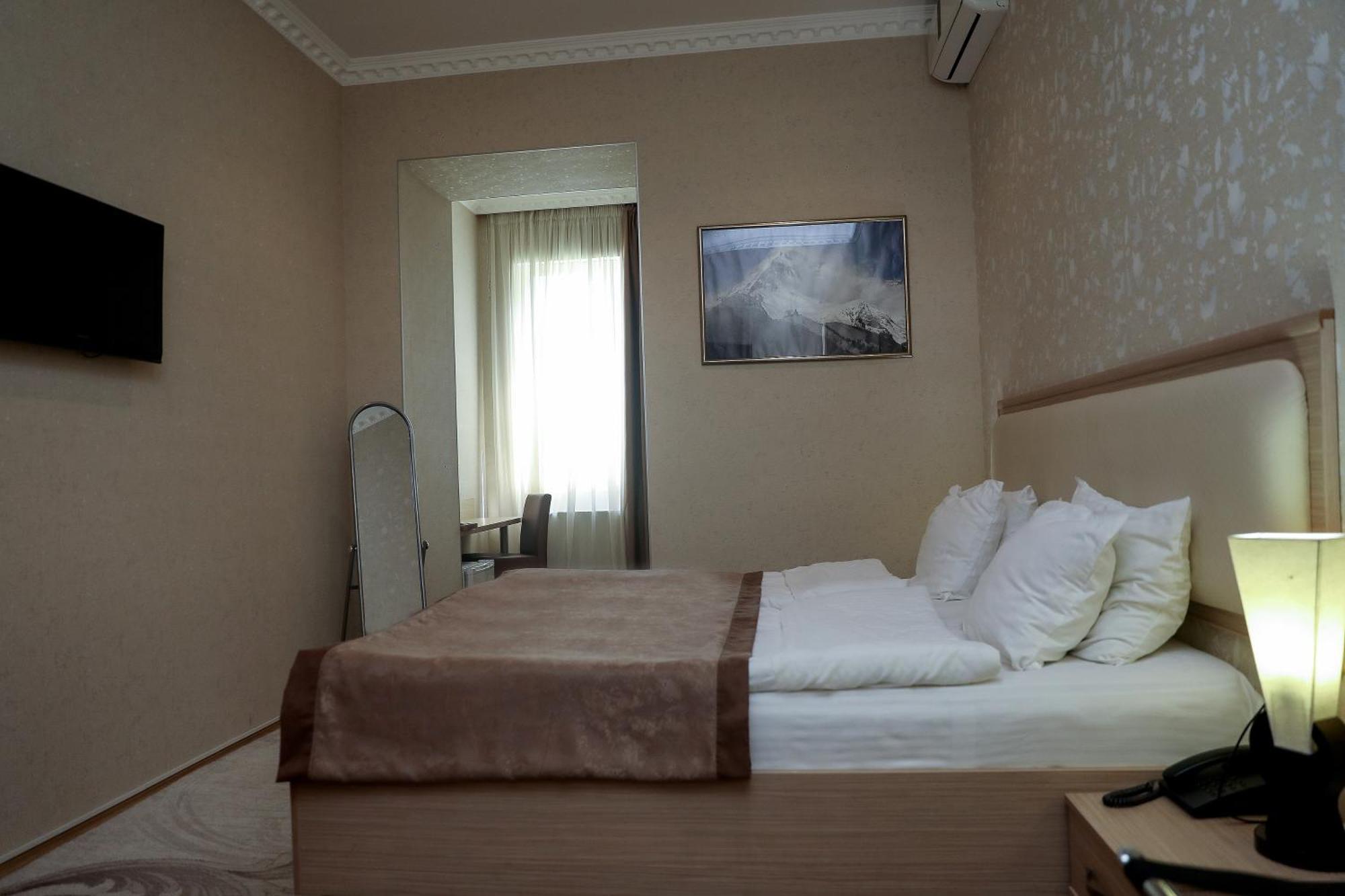Rustaveli Palace Тбилиси Екстериор снимка